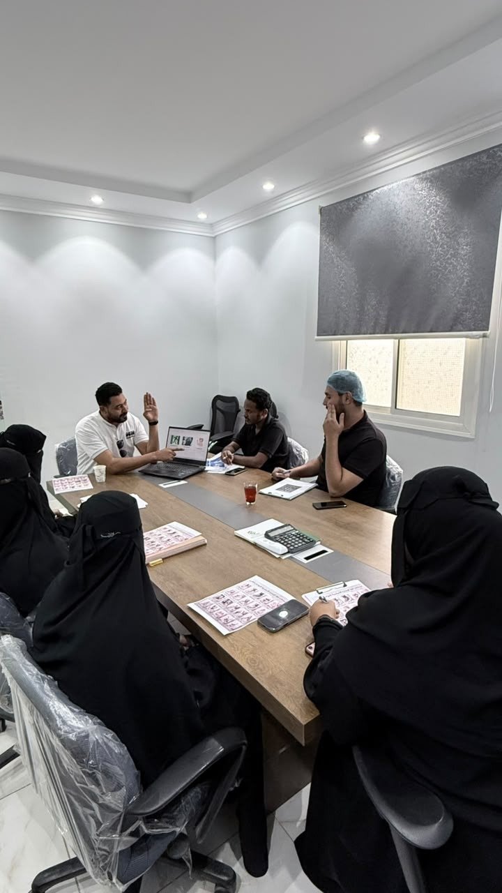جانب من اللقاء التوعوي بلغة الإشارة بمشاركة فريق المذاق المميز